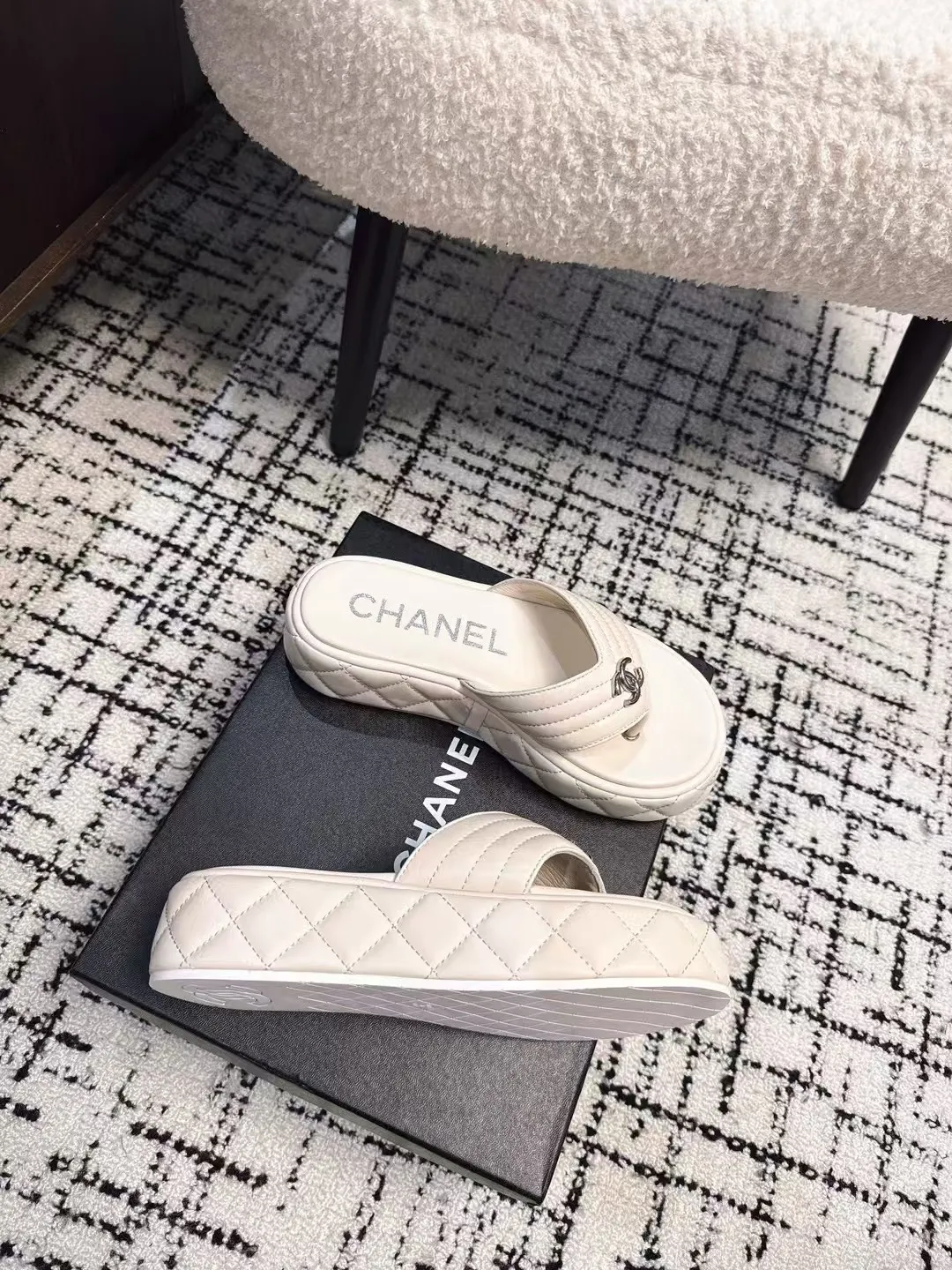 👟👟Ex-factory price 502👟👟 High version Chanel new color thick-soled slippers, easy to wear and versatile, must-have high-end tool shoes in summer, upper lambskin & customized denim, lining calfskin, original outsole Size: 35-39 (customized for 40, non-refundable)